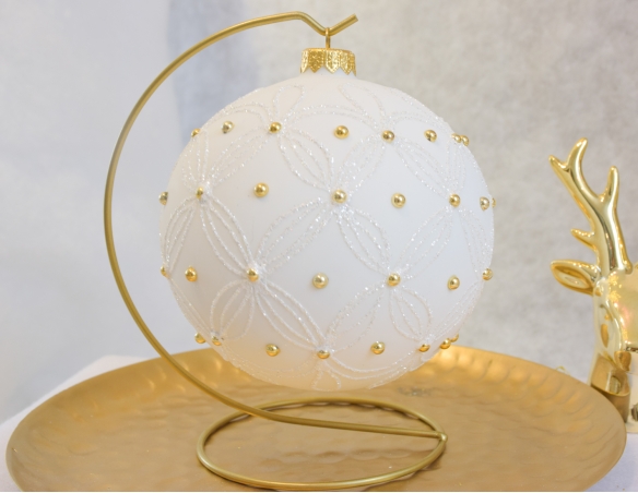 Boule de Noël blanche en verre soufflé  ornée de perles dorées tout autour. DIAMÈTRE 10CM