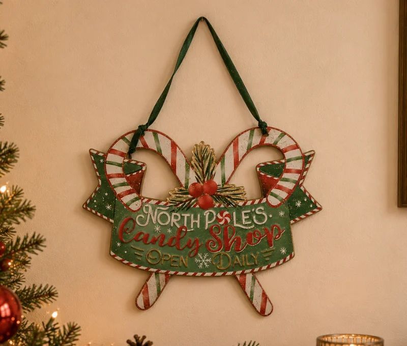 Plaque métal à suspendre vert sucres d'orge rouge blanc North Pole's Candy Shop houx ruban vert L36xl1xH37cm