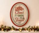Voir la slide Plaque métal ovale rouge blanc Santa Claus is coming to town sucre d'orge houx H62xL47xl2cm