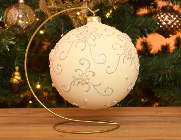 Grande boule de Noël en verre soufflé, décor baroque, couleur crème avec arabesques champagne et perles. Diamètres 15cm.