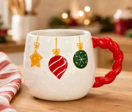 Tasse décor boules de Noël blanche pointillée anse torsadée rouge étoile boule cœur boule flocon L14xl10xH9cm