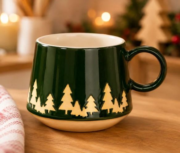 Tasse de Noël en faïence verte silhouettes de sapins dorés base brute anse verte intérieur blanc 440ml