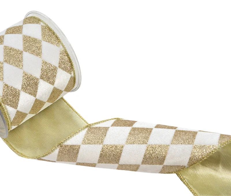 Ruban de Noël en satin à motif damier blanc et doré pailleté, revers satin doré uni. Largeur 7cm, longueur 4,5m.