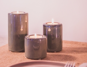 Set de 3 bougeoirs en céramique émaillée vert foncé, finitions brillantes, 3 hauteurs assorties.