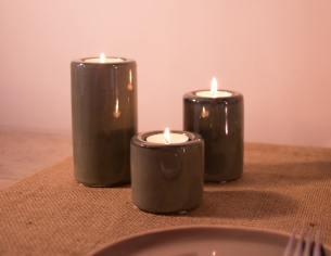 Set de 3 bougeoirs en céramique émaillée vert foncé, finitions brillantes, 3 hauteurs assorties.