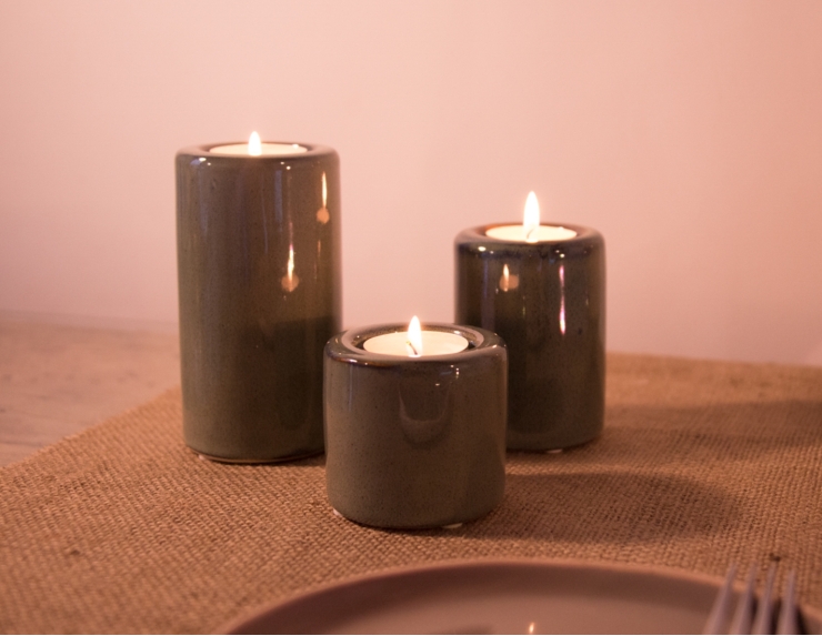 Set de 3 bougeoirs en céramique émaillée vert foncé, finitions brillantes, 3 hauteurs assorties.