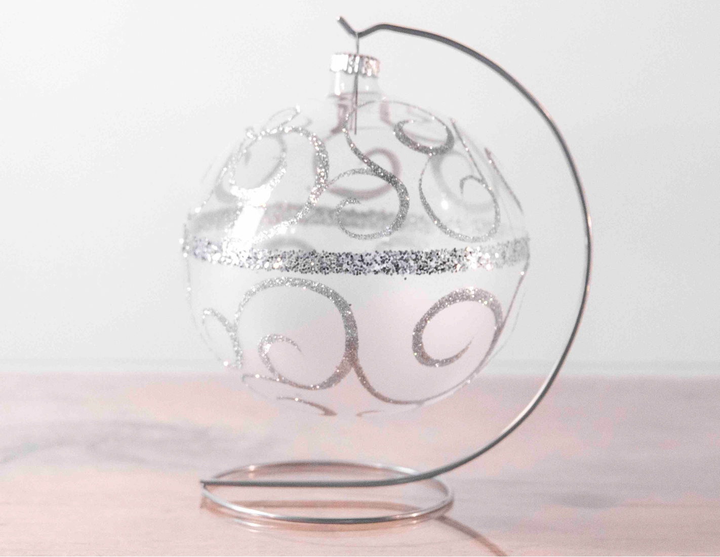 Grande boule de Noël transparente arabesques argentées avec support ø 15cm