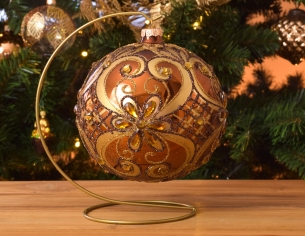 Grande boule de Noël cuivrée avec strass et paillettes dorés, décors baroque. Diamètre 15cm support doré inclus Grande boule de Noël cuivrée avec strass et paillettes dorés, décors baroque. Diamètre 15cm support doré inclus