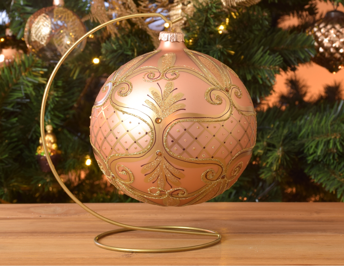 boule de noel rose poudré motifs baroques dorés 15 cm diamètre