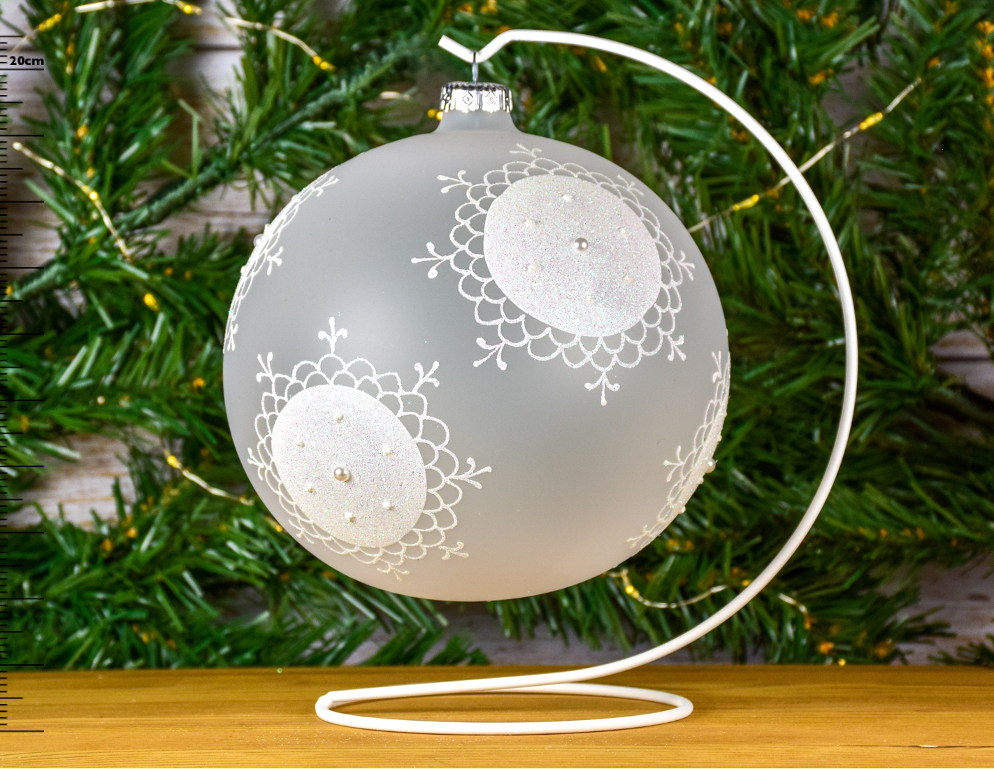 Boule de Noël géante blanche avec flocons scintillants