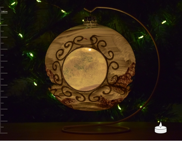 Boule de Noël photophore en verre  décor village hivernal rose avec support - ø 15cm