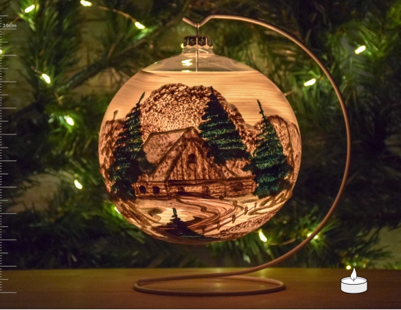 Boule de Noël photophore en verre  décor village hivernal rose avec support - ø 15cm