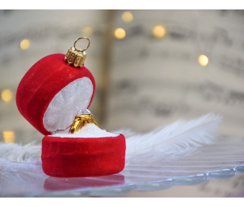 Suspension Noël verre soufflé écrin rouge velours ouvert intérieur blanc pailleté bague fiançailles dorée diamant imitation H8cm