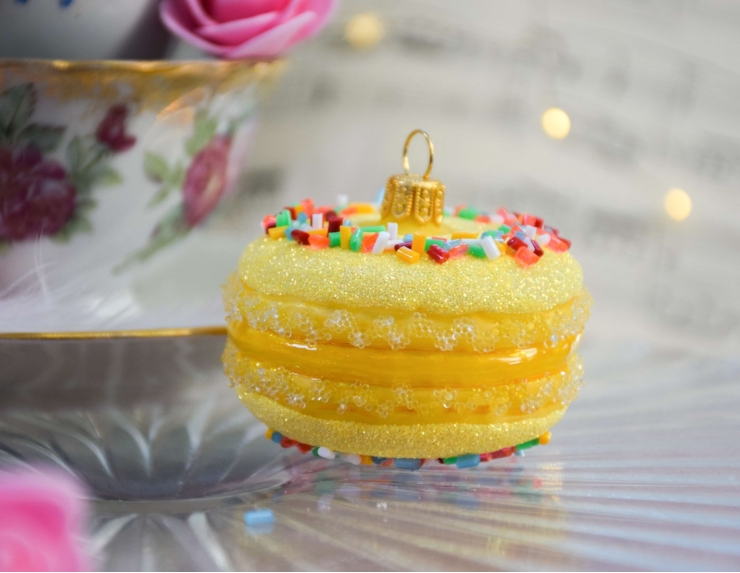 Suspension de Noël macaron jaune, verre soufflé. Made in Europe, hauteur : 6cm