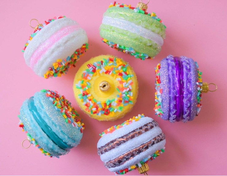 Suspension de Noël macaron mauve en verre soufflé, décoration pour sapin de Noël gourmand. Hauteur 6cm.