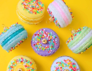 Suspension en verre soufflé macaron vert et blanc vermicelles multicolores H6 cm