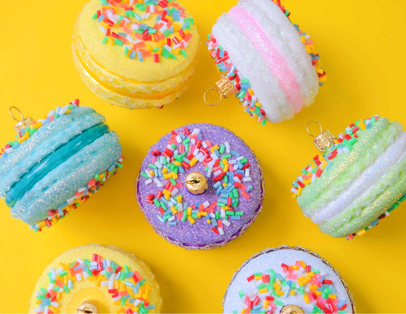 Boule de Noël macarons vert et blanc pour sapin gourmand H 6cm