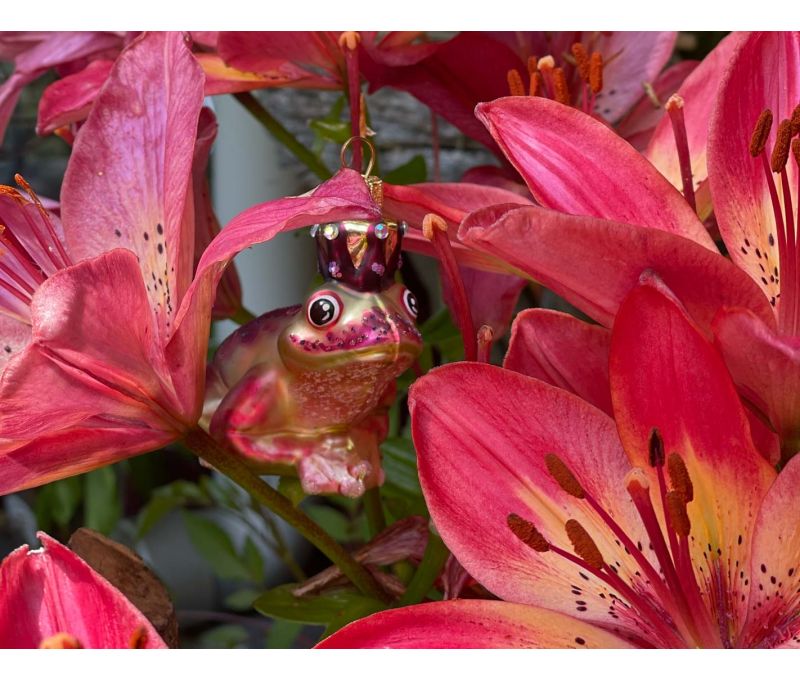 Suspension Noël verre soufflé grenouille vert clair taches roses couronne dorée strass peinte main H8cm