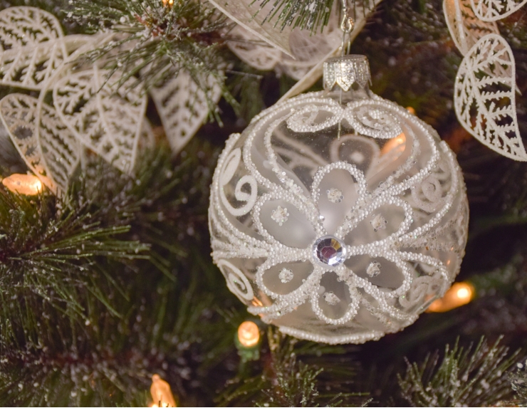 Boule de Noël transparente décor baroque blanc et strass argenté - ø 8cm