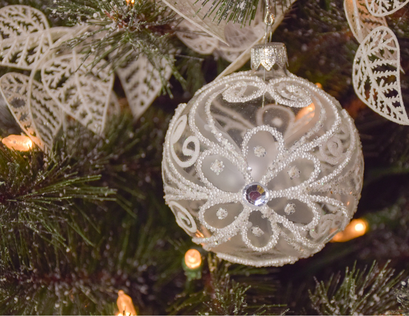 Boule de Noël blanche transparente décor luxe strass D 8cm