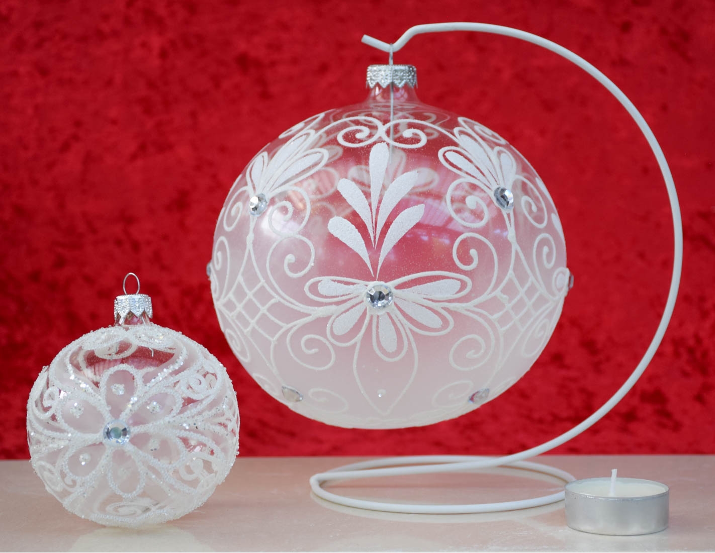Boule de Noël en verre avec sapins 8 cm perle DECORIS