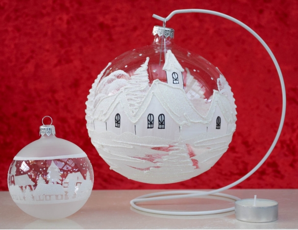 Grande boule de Noël blanche et transparente en verre soufflé pour bougie, décor village de Noël blanc. Bougeoir de Noël.