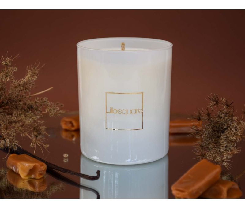 Bougie parfumée vanille caramel en cire de soja naturelle verre soufflé blanc logo doré 250g - Lilosquare