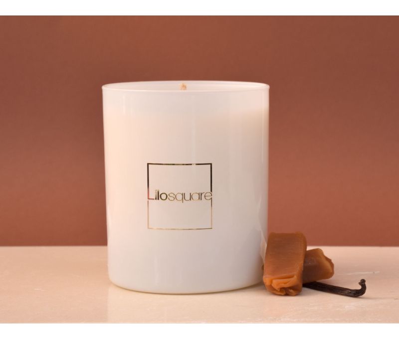 Bougie parfumée vanille caramel en cire de soja naturelle verre soufflé blanc logo doré 250g - Lilosquare