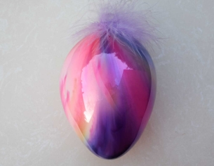Oeuf en verre soufflé décoré main rose mauve jaune avec plumes