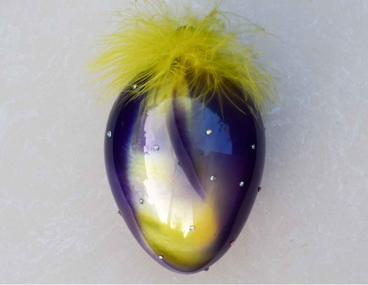 Oeuf en verre soufflé mauve jaune plume H 16cm