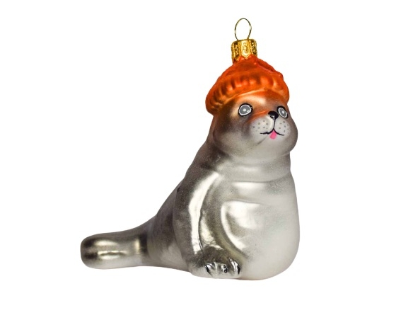 Boule de Noël en verre soufflé décoré main forme de phoque avec bonnet orange.