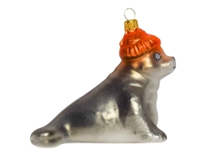 Boule de Noël en verre soufflé décoré main forme de phoque avec bonnet orange. Vue coté.