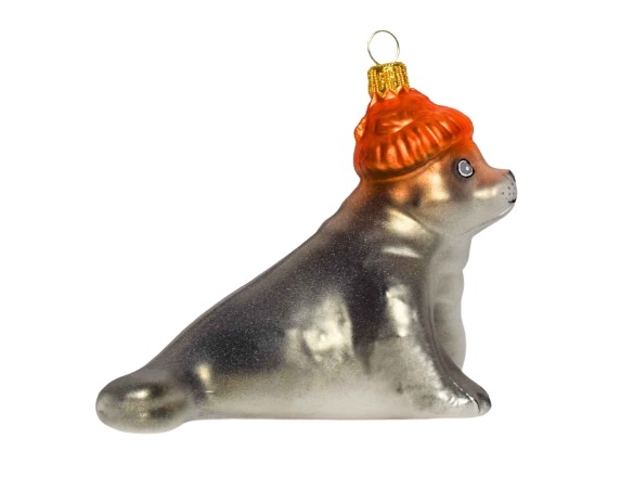 Boule de Noël en verre soufflé décoré main forme de phoque avec bonnet orange. Vue coté.