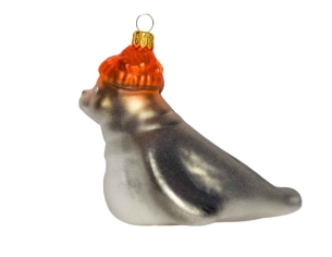 Boule de Noël en verre soufflé décoré main forme de phoque avec bonnet orange. Vue coté.