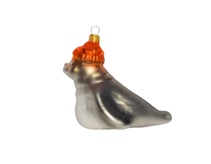 Boule de Noël en verre soufflé décoré main forme de phoque avec bonnet orange. Vue coté.