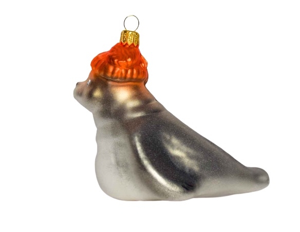 Boule de Noël en verre soufflé décoré main forme de phoque avec bonnet orange. Vue coté.
