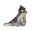 Voir la slide Boule de Noël en verre soufflé décoré main forme d'otarie avec un petit bonnet noir. Hauteur 10cm.