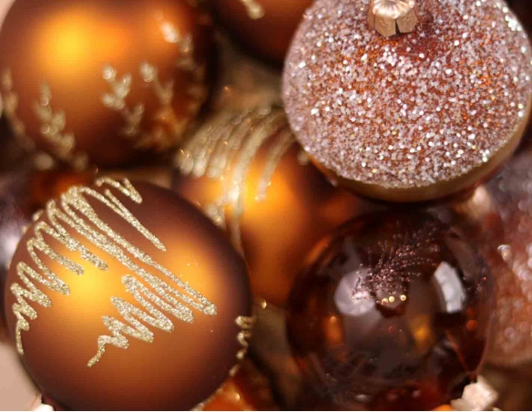 Boule de Noël en verre soufflé cuivré mat avec un décor de sapin stylisé en paillettes dorées. Diamètre 8cm