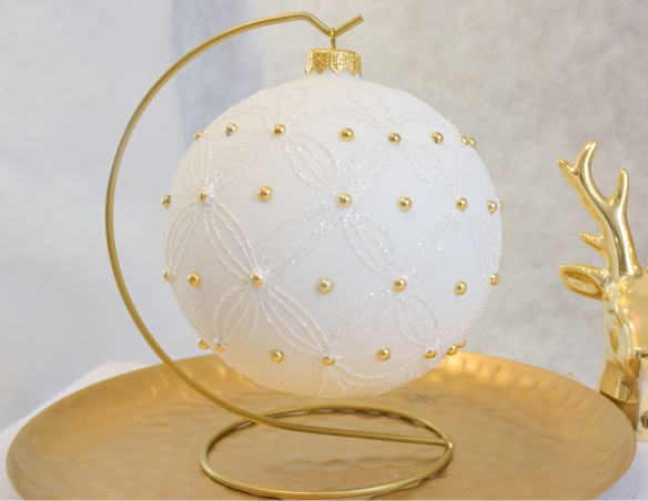 Boule de Noël blanche en verre soufflé  décorée de perles dorées tout autour. DIAMÈTRE 12CM