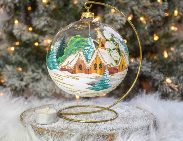 bougeoir de Noël grand boule de Noël 15cm diamètre, décors maisonnette dorée et sapins verts. Support inclus