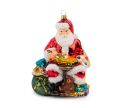 See slide Décoration Père Noël en verre soufflé avec des jouets et un sac rempli de cadeaux. Hauteur 18cm. Marque Lilosquare