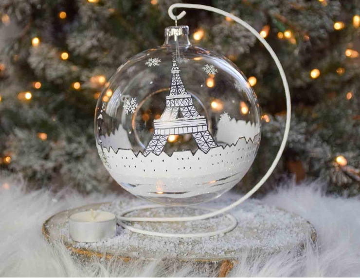 Grande boule de Noël photophore blanche et transparente en verre soufflé pour bougie. Décor Paris sous la neige blanc et noir.