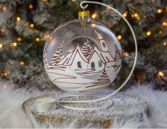 Grand bougeoir de Noël en verre soufflé et décoré à la main avec un décor village blanc et paillettes bronze. Diamètre 15cm.