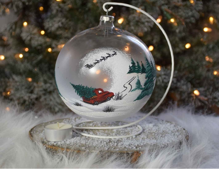 bougeoir de Noël verre soufflé transparent avec décor camion rouge transportant un sapin de Noël et traineau du Père Noël