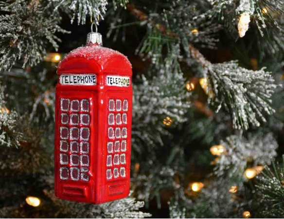 Boule de Noël originale en verre soufflé cabine téléphonique londonienne rouge et noir en verre soufflé. Hauteur 12cm.