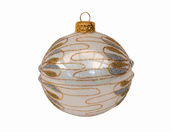 Boule de Noël blanche brillante avec des dessins dorés et argentés en paillettes. Diamètre 8cm. Verre soufflé.