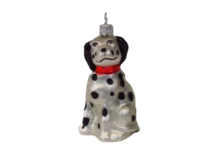 Suspension de Noël chien dalmatien blanc avec taches noires et collier rouge. Hauteur 9cm, en verre soufflé.