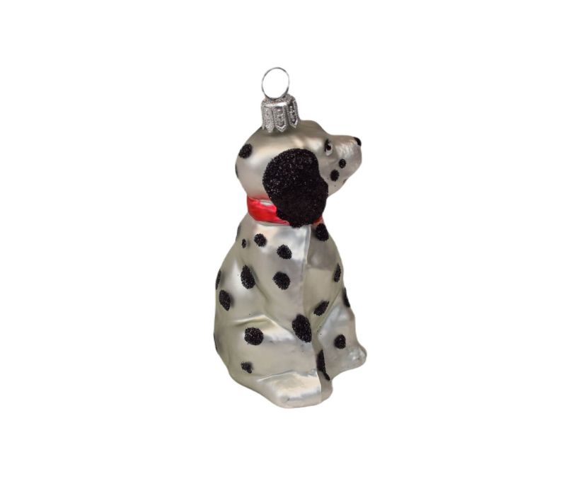 Suspension de Noël chien dalmatien blanc avec taches noires et collier rouge. Hauteur 9cm, en verre soufflé.