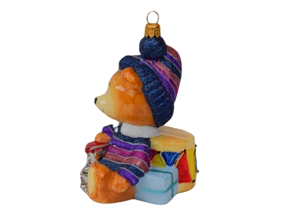 Suspension de Noël ourson avec son bonnet bleu et ses cadeaux, verre soufflé. Hauteur 12cm.
