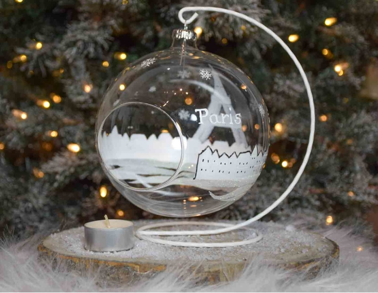 Grande boule de Noël photophore blanche et transparente en verre soufflé pour bougie. Décor Paris sous la neige blanc et noir.
